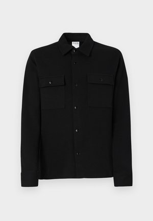 Schwarzes Hemd mit Knopfleiste aus glattem Stoff, ausgestattet mit zwei Brusttaschen, einem Punktkragen und geknöpften Manschetten. Einfaches Design mit minimalen Details.