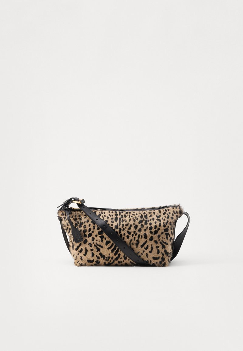 Nerka w panterkę z czarnym skórzanym paskiem; charakteryzuje się gładką fakturą i złotym zamkiem błyskawicznym, kompaktowym prostokątnym kształtem oraz miękkim futrzanym wykończeniem.