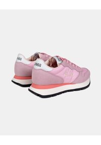 Sneaker da atletica rosa con tomaia in suede e mesh, dotate di un tallone bianco, suola nera e dettagli corallo sulla soletta.