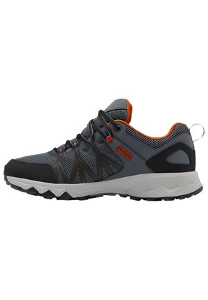 Męskie buty sportowe w szarym i czarnym siateczkowym materiale z pomarańczowymi akcentami. Posiadają wytrzymałą podeszwę, wzmocniony czubek oraz klasyczne sznurówki.