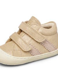 Zapato dorado para niño pequeño con dos correas de Velcro, material similar al ante, acentos texturizados en rosa y una suela de goma con un patrón de agarre texturizado.