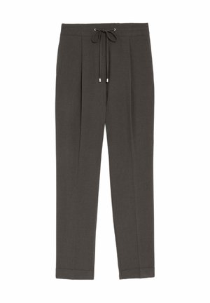 Donkergrijze, op maat gemaakte broek met een taillekoord, voorplooien en omgeslagen zoom, plat uitgestald op een witte achtergrond.