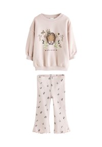 Hellrosa Baumwollpullover mit Feenillustration und Puffärmeln, kombiniert mit hellrosa, gerippten Hosen mit Blumendruck und Rüschensaum.