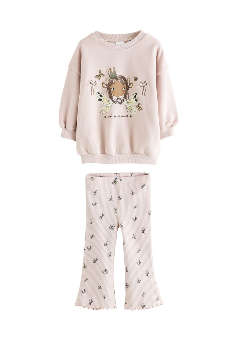 Hellrosa Baumwollpullover mit Feenillustration und Puffärmeln, kombiniert mit hellrosa, gerippten Hosen mit Blumendruck und Rüschensaum.