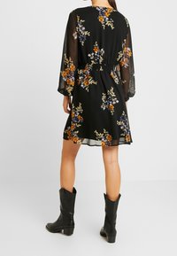 Vero Moda Vapaa-ajan mekko - black