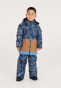 Blauer und brauner gemusterter Schneeanzug mit einer hüftlangen Jacke und lockeren Hosen. Verfügt über eine Kapuze, elastische Bündchen und einen kräftigen blauen Akzent.