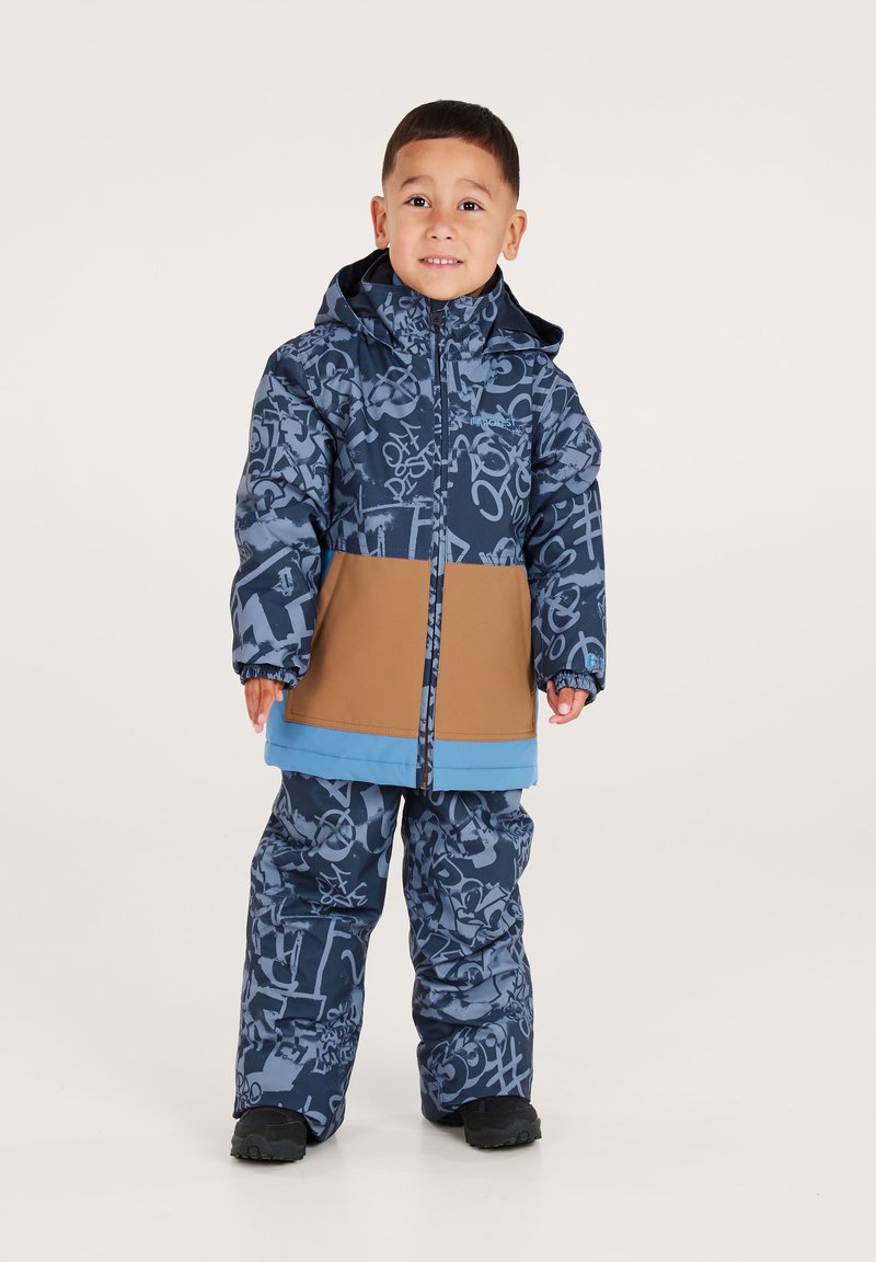 Blauer und brauner gemusterter Schneeanzug mit einer hüftlangen Jacke und lockeren Hosen. Verfügt über eine Kapuze, elastische Bündchen und einen kräftigen blauen Akzent.