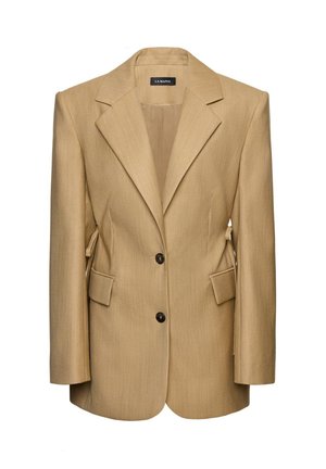 Beige skræddersyet blazer med hakkede revers, to sorte knapper, klaplommer og en detaljeret taljering.