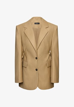 Beige skræddersyet blazer med hakkede revers, to sorte knapper, klaplommer og en detaljeret taljering.