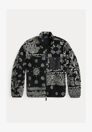 Casaco de fleece em padrões preto e cinza, com fecho éclair na frente, tecido texturizado e um bolso no peito em preto. Apresenta padrões em espirais e pontos.