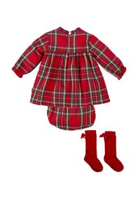 Vestido de cuadros rojos con mangas largas y cintura fruncida, acompañado de calcetas rojas hasta la rodilla con lazos. Tejido de algodón, escote redondeado.