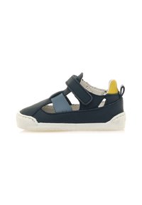 Sandalia de cuero navy con acentos en azul claro y amarillo, que cuenta con punta cerrada, correa de Velcro y suela de goma blanca para mayor tracción.