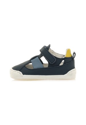 Sandalia de cuero navy con acentos en azul claro y amarillo, que cuenta con punta cerrada, correa de Velcro y suela de goma blanca para mayor tracción.