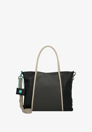 Sac fourre-tout en cuir noir et gris avec des poignées crème. Comprend une sangle amovible, une surface texturée et un détail en turquoise.