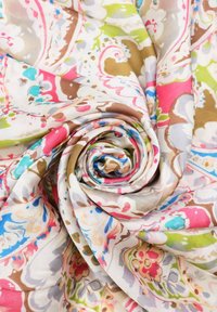 Tessuto leggero con un motivo a vortice nei colori come rosa, verde, blu e marrone; design floreali e abstract con una texture liscia.