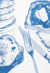 Μπλε σχέδιο με ημιτόνια από pancakes, τοστ με βούτυρο, πιρούνι και μαχαίρι τοποθετημένα σε λευκό φόντο.