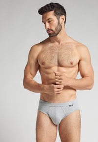 Grijze katoenen slips met een zachte elastische tailleband en subtiele stiksels, met een klassieke snit en een comfortabele pasvorm.