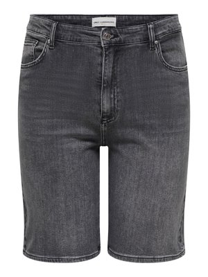 Pantalones cortos de mezclilla negra lavada con bolsillos delanteros, trabillas para cinturón y cierre de botón, estilo hasta la rodilla.