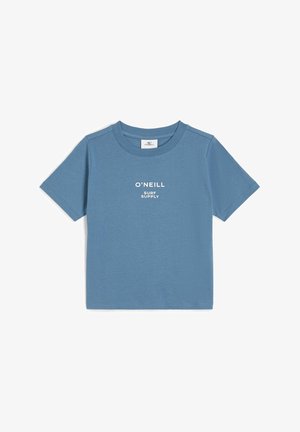 Sinine puuvillane t-särk lühikeste varrukatega, ümar kaelus ja ees valge trükitud tekst "O'NEILL SURF SUPPLY". Sile tekstuur.