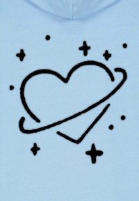 Haut à capuche bleu clair orné d'un design de cœur noir entouré d'étoiles et de planètes, mettant en avant une texture de tissu douce et une esthétique ludique.