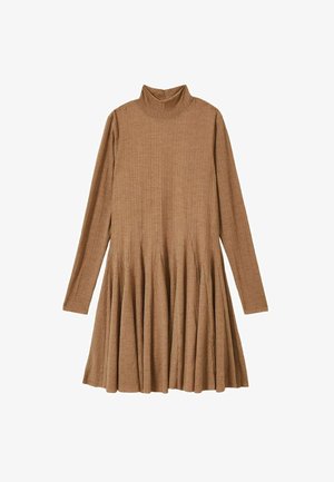 Pruun ribadega pika varrukaga kleit, millel on pehme kõrge kaelus, flirditud seelik, millel on vertikaalsed voltimised, valmistatud pehmest tekstureeritud kangast.