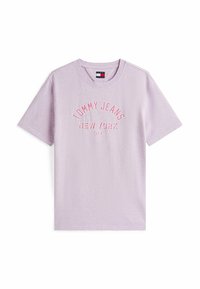 Camiseta de algodón de color púrpura claro con cuello redondo y mangas cortas. Texto "TOMMY JEANS NEW YORK CITY" bordado en rosa.