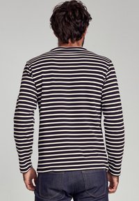 Langærmet skjorte i marineblå og cremefarvede striber, lavet af blødt stof med en enkel rund halsudskæring og en afslappet pasform.