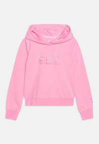 Różowa bluza z dłuższym rękawem z logo z przodu "EA7 Emporio Armani" w metalicznym druku, z ściągaczami u dołu rękawów i w dolnej części, prezentowana na jednolitym tle.