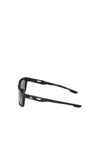 Ochelari de soare negri cu un design elegant, având un cadru robust, lentile gradient și accente texturate pe brațe.