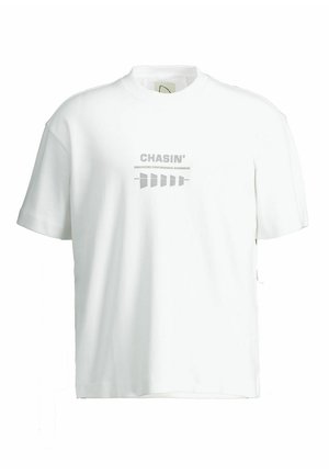 Bela bombažna majica s krožnim izrezom, kratkimi rokavi in tiskanim sivim napisom "CHASIN' ENGINEERED PERFORMANCE GEAR."