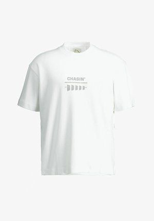 Bela bombažna majica s krožnim izrezom, kratkimi rokavi in tiskanim sivim napisom "CHASIN' ENGINEERED PERFORMANCE GEAR."