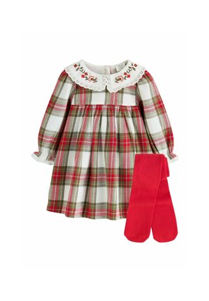 Robe bébé à manches longues en tartan rouge et vert avec col festonné blanc brodé, associée à des collants rouges vifs.