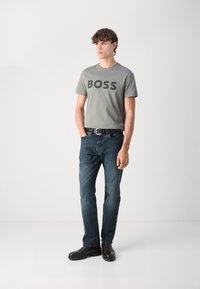 BOSS THINKING - T-shirts med print - open grey