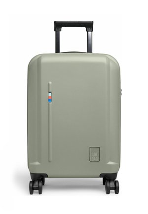 Kompakter, hellgrauer Hartschalenkoffer mit Teleskopgriff, vier schwarzen Spinner-Rollen, vertikalem Farbstreifen und "GOT BAG"-Logo.