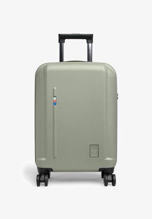 Maleta rígida compacta de color gris claro con asa telescópica, cuatro ruedas negras giratorias, detalle de franja vertical de color y logo "GOT BAG".