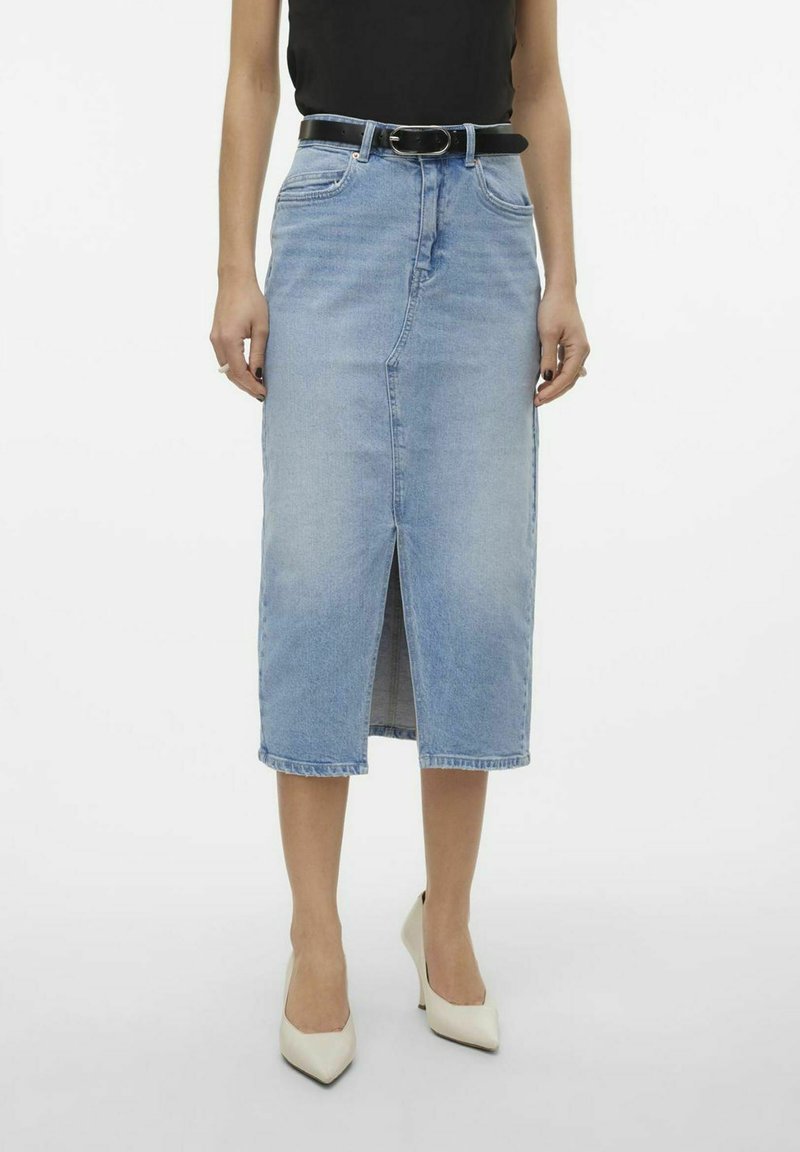 Ljust blå denim midi-kjol med framfåra, standard midja och råkant. Kombinerad med ett svart bälte och krämfärgade klackar.