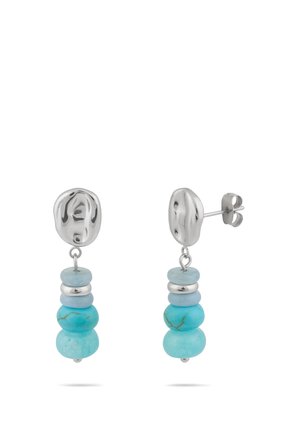 Sølv ørestikker med stablede blå og turkis sten, med en lille sølv spacerkugle i midten.