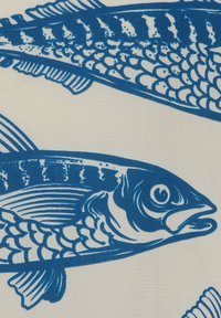 Blaue Fischillustrationen auf weißem Hintergrund, mit detaillierten Schuppen, Flossen und Gesichtszügen. Das Design legt den Schwerpunkt auf Linien und Formen.