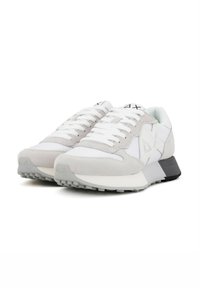 Sneaker grigie e bianche realizzate in suede e pelle. Presentano una chiusura con lacci, colletto imbottito e suola in gomma testurizzata.