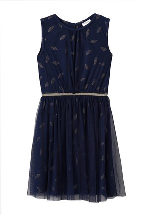 Vestido sin mangas de color azul marino con cintura fruncida, falda de tul y acentos de estampado de hojas doradas. Tejido suave con una capa transparente.