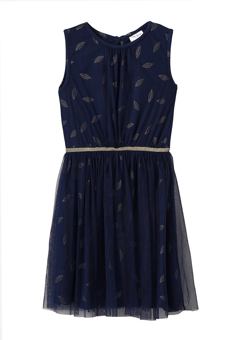 Robe sans manches bleu marine avec une taille froncée, jupe en tulle et accents de motifs en feuilles dorées. Tissu lisse avec une superposition légère.