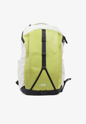 Groene en witte rugzak met een gestructureerde afwerking, voorzien van zwarte accenten en een strapdetail aan de voorkant. Inclusief zijvakken voor opslag.