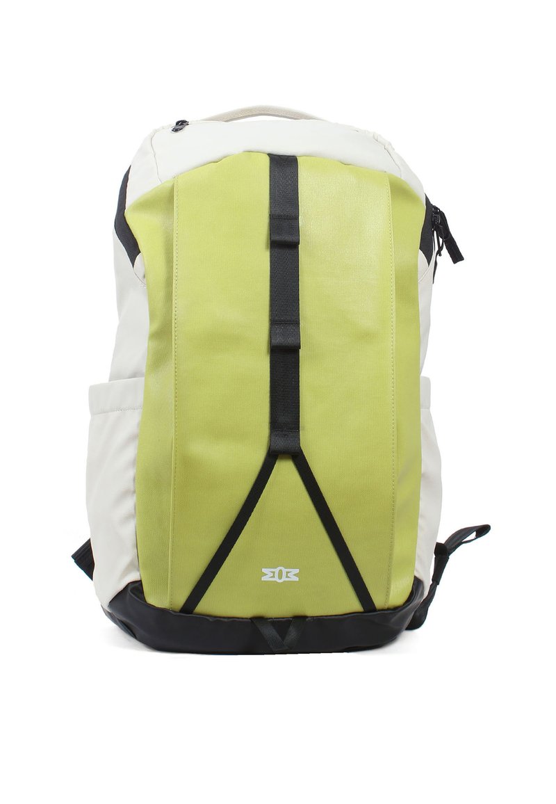 Groene en witte rugzak met een gestructureerde afwerking, voorzien van zwarte accenten en een strapdetail aan de voorkant. Inclusief zijvakken voor opslag.
