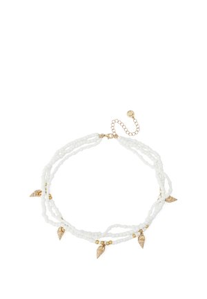 Collier de perles blanches à trois rangs, accents dorés et petits charms coquillages dorés, avec un fermoir chaîne réglable en or.