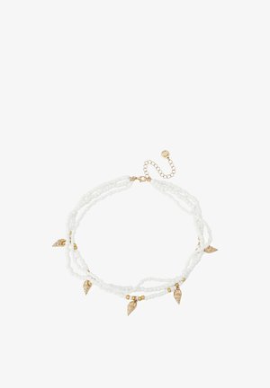 Biały naszyjnik z pereł trzysplotowy, z złotymi akcentami i małymi złotymi zawieszkami w kształcie muszelek, z regulowanym złotym zapięciem łańcuszkowym.