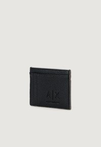 Portafoglio in pelle nera testurizzata con logo in rilievo "A|X" e "Armani Exchange" sul davanti, dotato di più scomparti per carte.