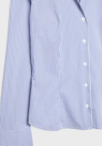 Niebiesko-biała koszula w paski z długimi rękawami, kołnierzykiem z wycięciem i zapięciem na guziki, wykonana z teksturowanej tkaniny o dopasowanym kroju.