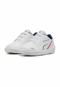 Baskets de sport blanches avec une tige synthétique lisse, des accents bleus au niveau du talon et une semelle texturée. Elles disposent de lacets élastiques et de logos de la marque.