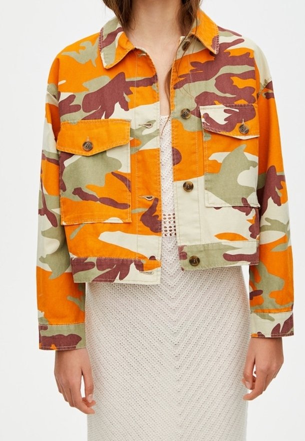 Maskáčová bunda v odtínech oranžové, zelené a burgundské; má dvě náprsní kapsy a zapínání na knoflíky; zkrácený střih s volným fit a odolnou látkou.