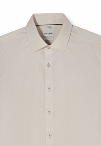 Chemise habillée homme à manches longues beige clair avec col classique, patte de boutonnage et étiquette de marque indiquant « OLYMP Level Five Body Fit ».